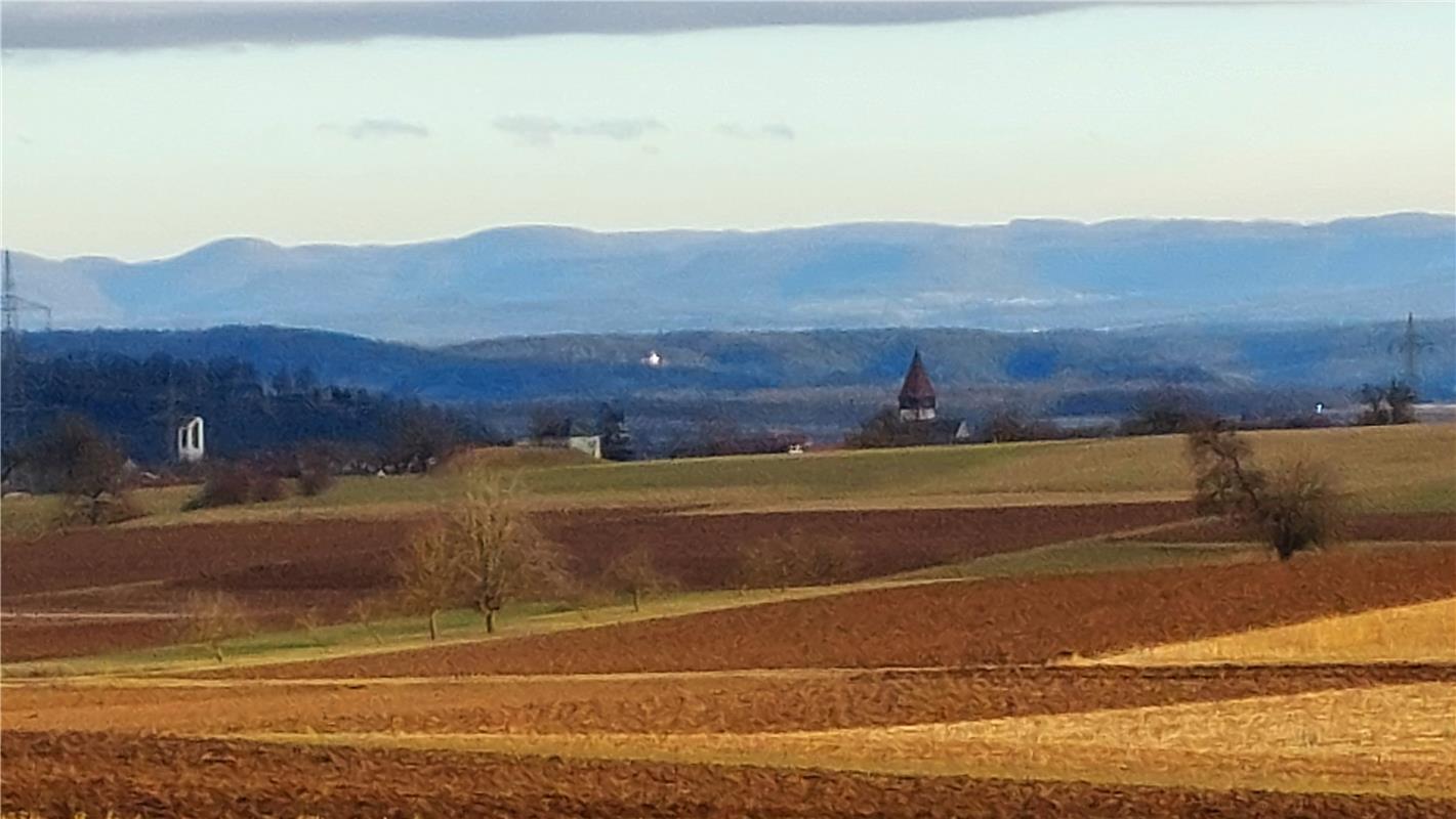 Das Ammertal mit der Wurmlinger Kapelle, vor dem Panorama der Schwäbischen Alb. ...