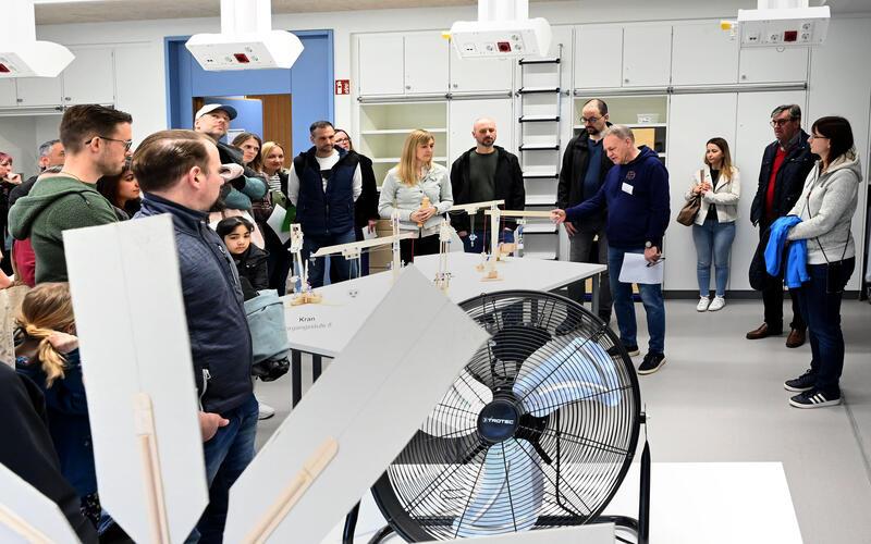 Das Andreae-Gymnasium (hier im Neubau beim Tag der offenen Tür) verbucht 110 Neuanmeldungen. GB-Foto: Holom