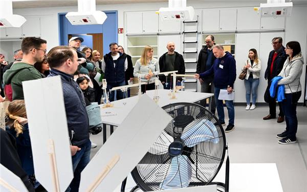 Das Andreae-Gymnasium (hier im Neubau beim Tag der offenen Tür) verbucht 110 Neuanmeldungen. GB-Foto: Holom