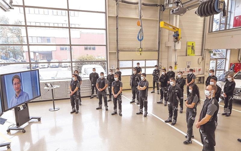 Auch mit Abstand nah dran an den Azubis Das Ausbildungszentrum im Mercedes-Benz-Werk Untertürkheim war einer von über 50 verschiedenen Daimler-Standorten, die am Live-Webcast zum Ausbildungsstart 2020 teilnahmenGB-Foto: gb