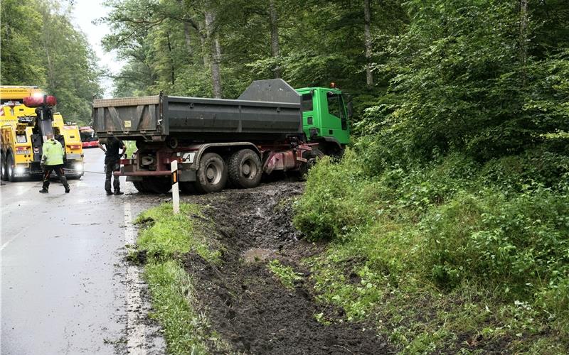 Muldenkipper muss in Grünstreifen ausweichen Das Ausweichmanöver zog einen ordentlichen Flurschaden im Grünstreifen nach sich. GB-Foto: SDMG/Dettenmeyer