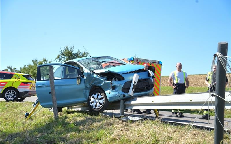 Das Auto kam auf der Leitplanke zum Stehen. GB-Foto: SDMG/Dettenmeyer