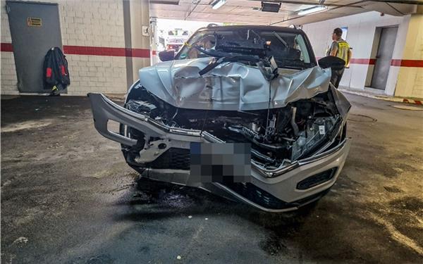 Das Auto musste abgeschleppt werden. GB-Foto: SDMG/Dettenmeyer