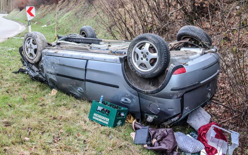 Das Auto überschlug sich und landete neben der Straße auf dem Dach. GB-Foto: SDMG