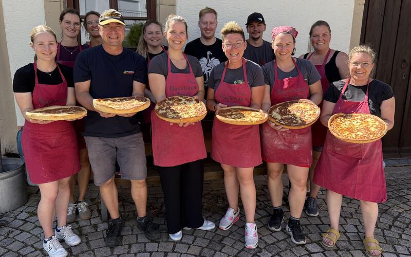 Das Backhaus-Team der Feuerwehr Gäufelden versorgte die Hocketse mit rund 200 leckeren Zwiebelkuchen. GB-Foto: Priestersbach