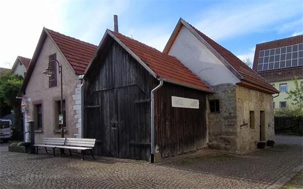 Das Backhaus (links) soll auf Vordermann gebracht werden. GB-Foto (Archiv): Reichert