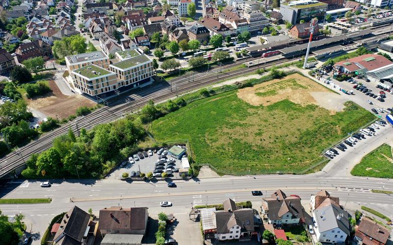 Das BayWa-Areal (rechts der Bahntrasse gelegen) soll in zwei Abschnitten bebaut werden. GB-Foto (Archiv): Holom
