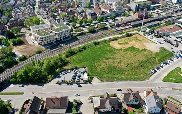Das BayWa-Areal (rechts der Bahntrasse gelegen) soll in zwei Abschnitten bebaut werden. GB-Foto (Archiv): Holom