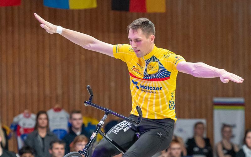 Das Bild des Abends: Schon kurz vor dem Ende seiner Kür – während dem Kehrstandsteiger rückwärts – reckt Simon Köcher stolz die Siegerfaust. GB-Foto: Vecsey