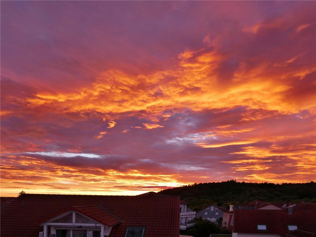 Das Bild habe ich heute Morgen um ca. 6.40 Uhr vom Dachfenster meiner Wohnung au...