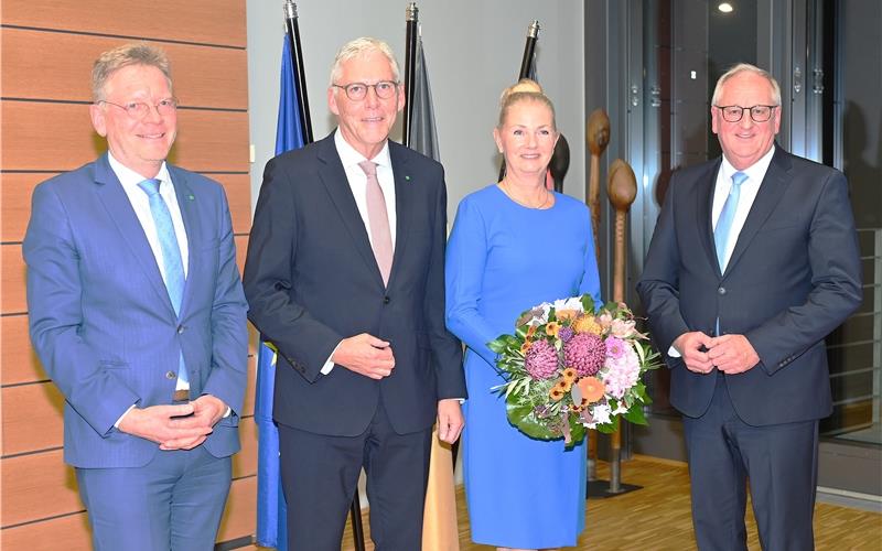Das Bild nach der Wahl (von links): Dr. Frank Wiehe (Erster Landesbeamter in Calw und stellvertretender Landrat), Landrat Helmut Riegger und seine Frau Iris sowie Jürgen Großmann (Nagolder OB und stellvertretender Kreistagsvorsitzender). GB-Foto: Reichert
