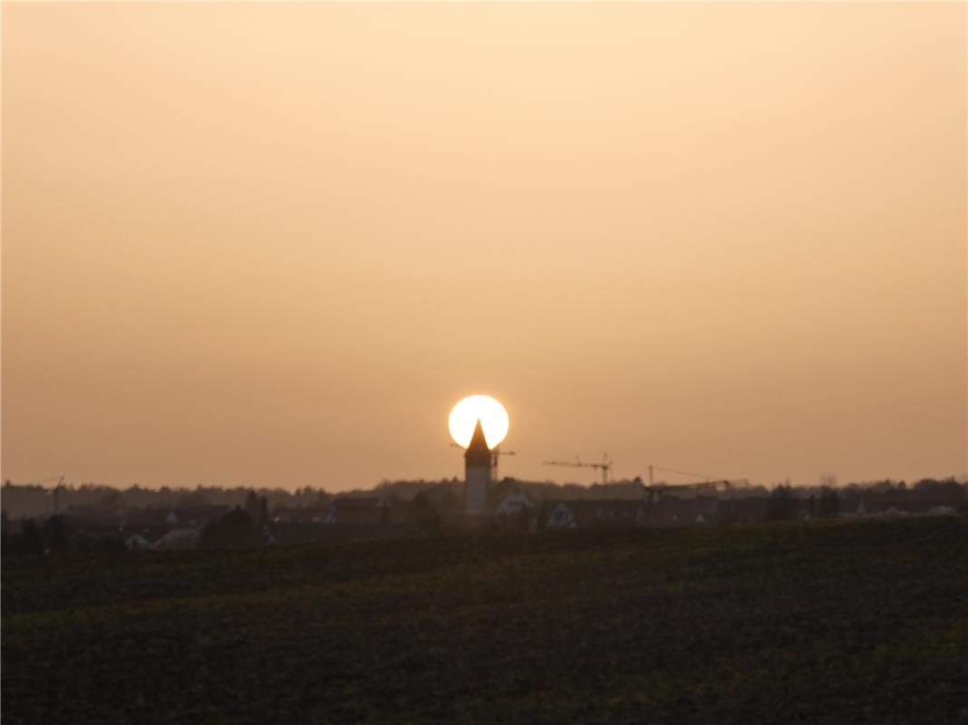 Das Bild zeigt den Sonnenuntergang im Saharastaub über der Kuppinger Stephanus-K...