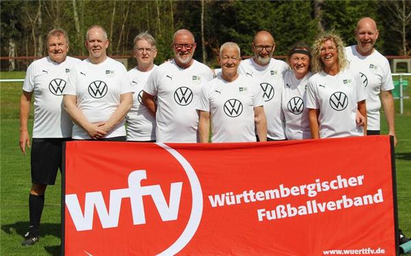 Das Bondorfer Walking-Football-Team spielt mit (von links) Josef Klaffschenkel, Michael Bullinger, Thomas Köngeter, Klaus Killinger, Stefan Strecker, Dieter Schmid, Sylvia Dessecker, Sandra Metzger und Thomas Kammin. GB-Foto: Bernhard