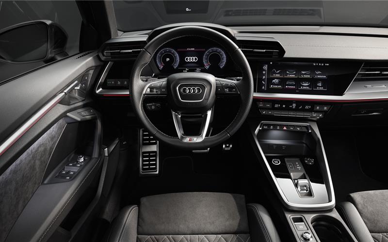 Kraftvoll, größer und rundum vernetzt Das Cockpit der A3 Limousine ist ganz auf den Fahrer fokussiert