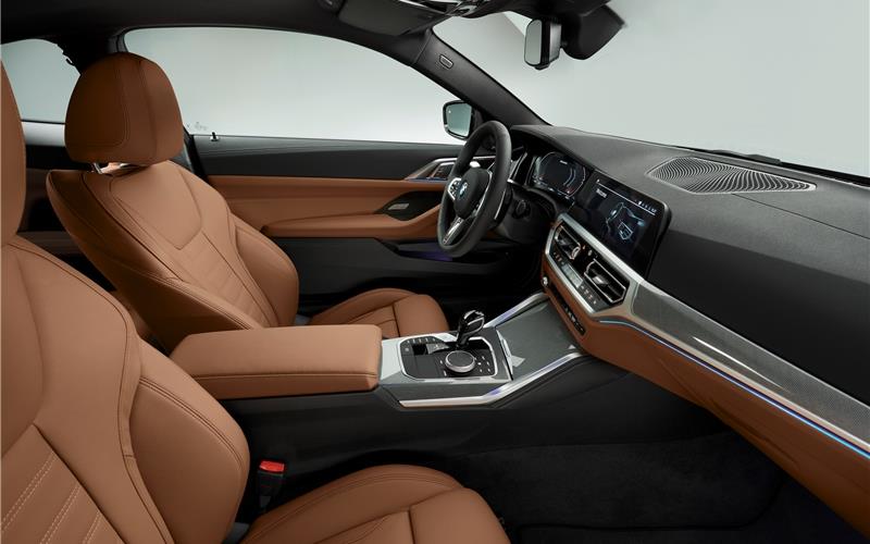 Das Cockpit im neuen BMW 4er Coupé ist fahrerorientiert gestaltet