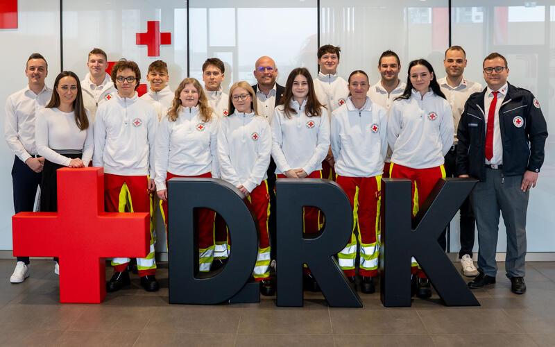 Das DRK Böblingen konnte zuletzt neue Auszubildende begrüßen. Diese wuchsen in ihrer ersten Woche direkt als Team zusammen, lernten die Grundlagen der Ersten Hilfe und haben sich mit dem Rettungswagen sowie der medizinischen Ausstattung vertraut gemacht. GB-Fotos: gb