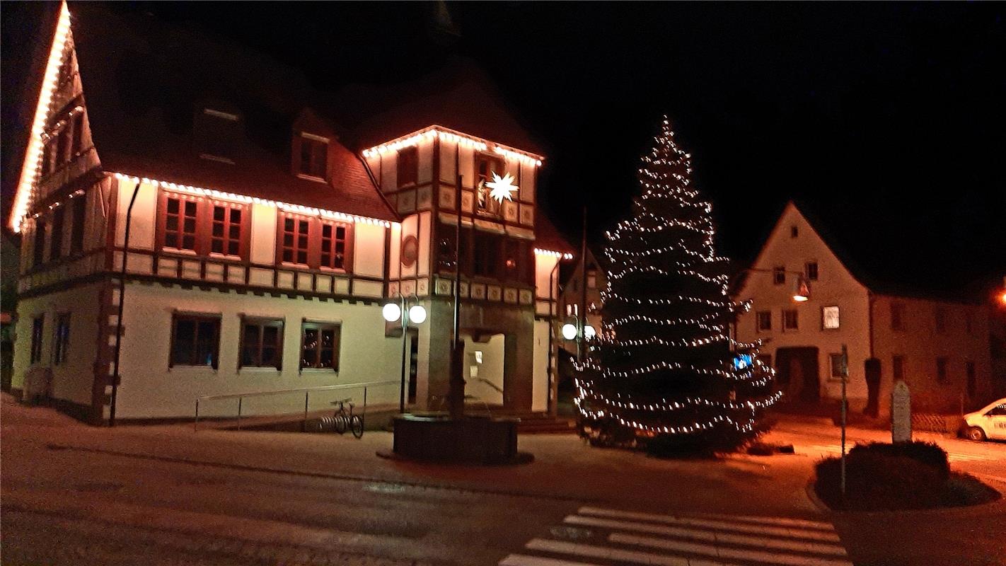 Das Deckenpfronner Rathaus in weihnachtlichem Glanz mit dem Stern, der Hoffnung ...
