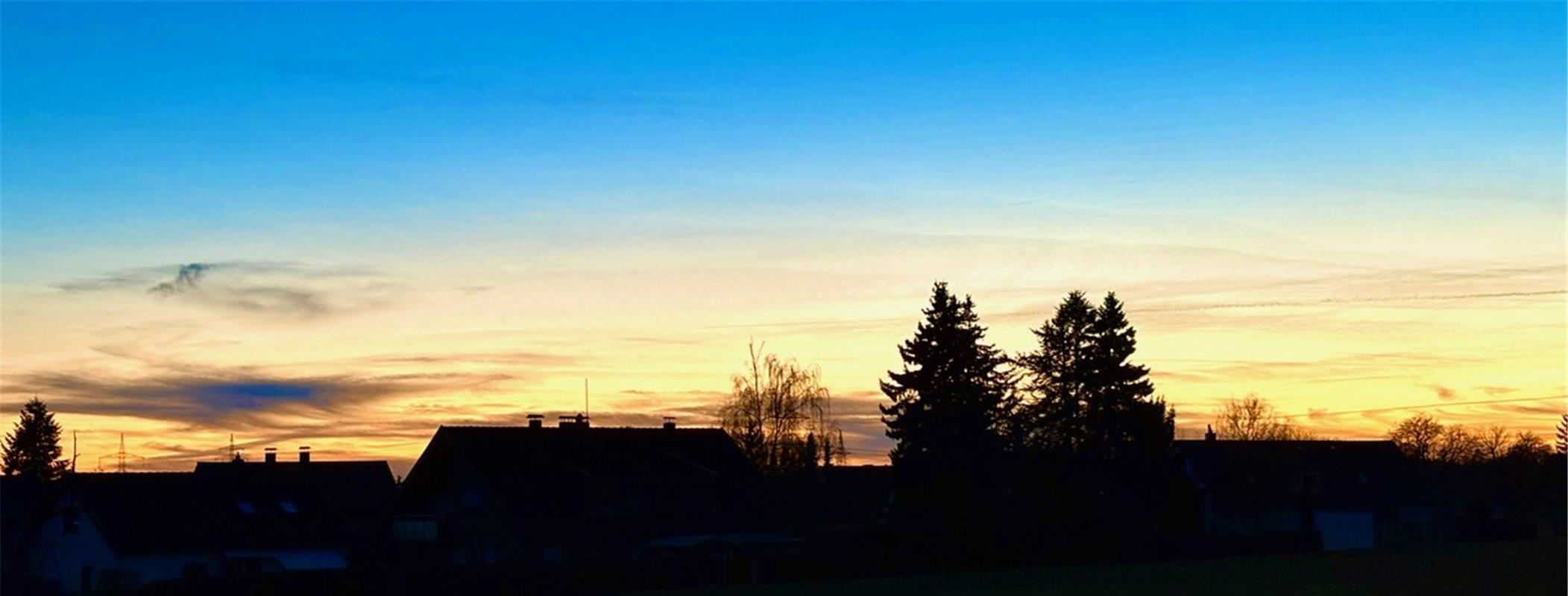 Das Dorf hät den Atem an, um keinen Augenblick dieses sanften Abendlichts zu ver...