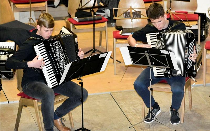 Das Duo Cedrik Hauke und Felix Holder spielt in der Nikomedeskirche. GB-Foto: Holom