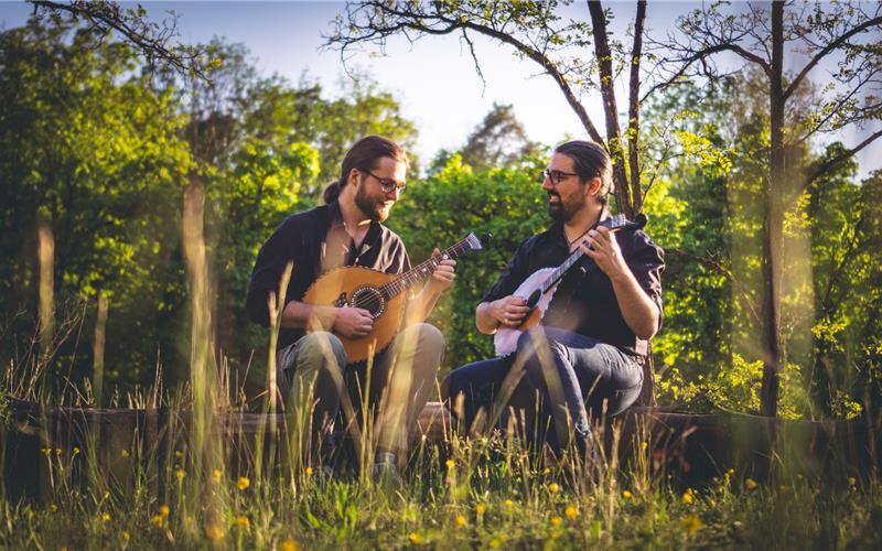 Das Duo spielt auf restaurierten Waldzithern, die ursprünglich um 1920 von der FirmaC. H. Böhm in Hamburg gefertigt wurden. GB-Foto: Regina Kunkel
