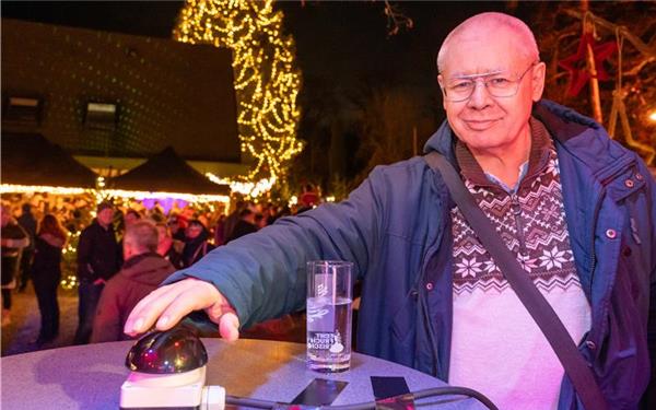Das Einschalten des XXL-Christbaums beim Naturfreundehaus durfte „Gäubote“-Gewinner Jochen Wasik mit dem Buzzer vornehmen. GB-Fotos: Vecsey
