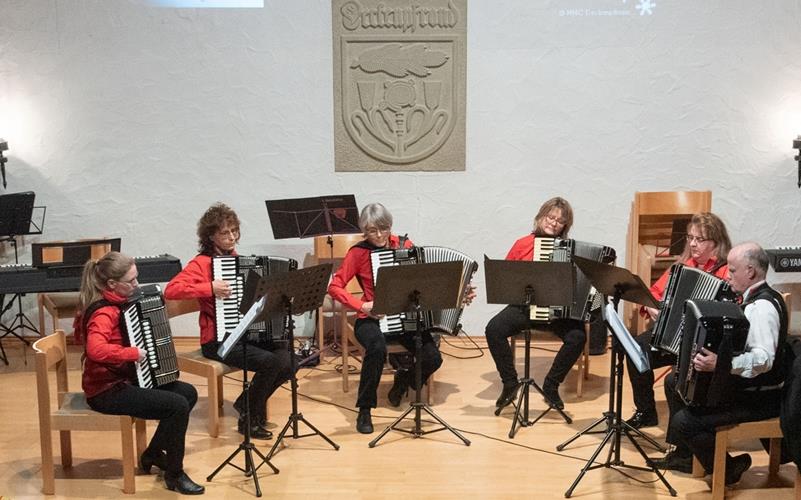 Das Ensemble des Ersten Orchesters bei seinem Auftritt in der Zehntscheuer.GB-Foto: Vecsey