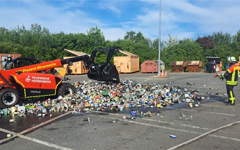 Herrenberger Feuerwehr löscht Brand auf Wertstoffhof Das Entsorgungsfahrzeug kippte die brennenden Dosen umsichtigerweise aus.
