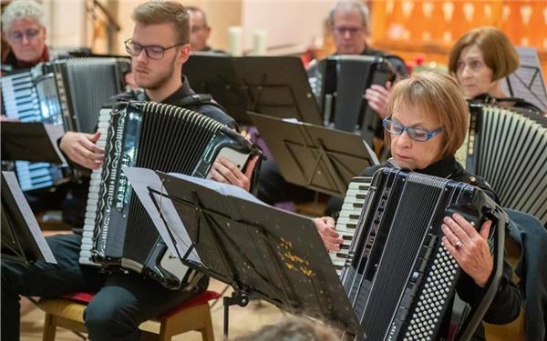 Das Erste Orchester spielte zum Auftakt ein Stück aus Schweden. GB-Foto: Vecsey