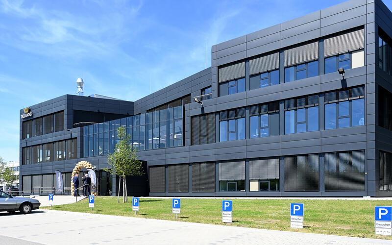 Das European Service Center von Trelleborg ist nun auch feierlich eröffnet. Neben dem Logistikbereich beherbergt es auch ein Center für Forschung und Entwicklung. GB-Fotos: Holom/gb