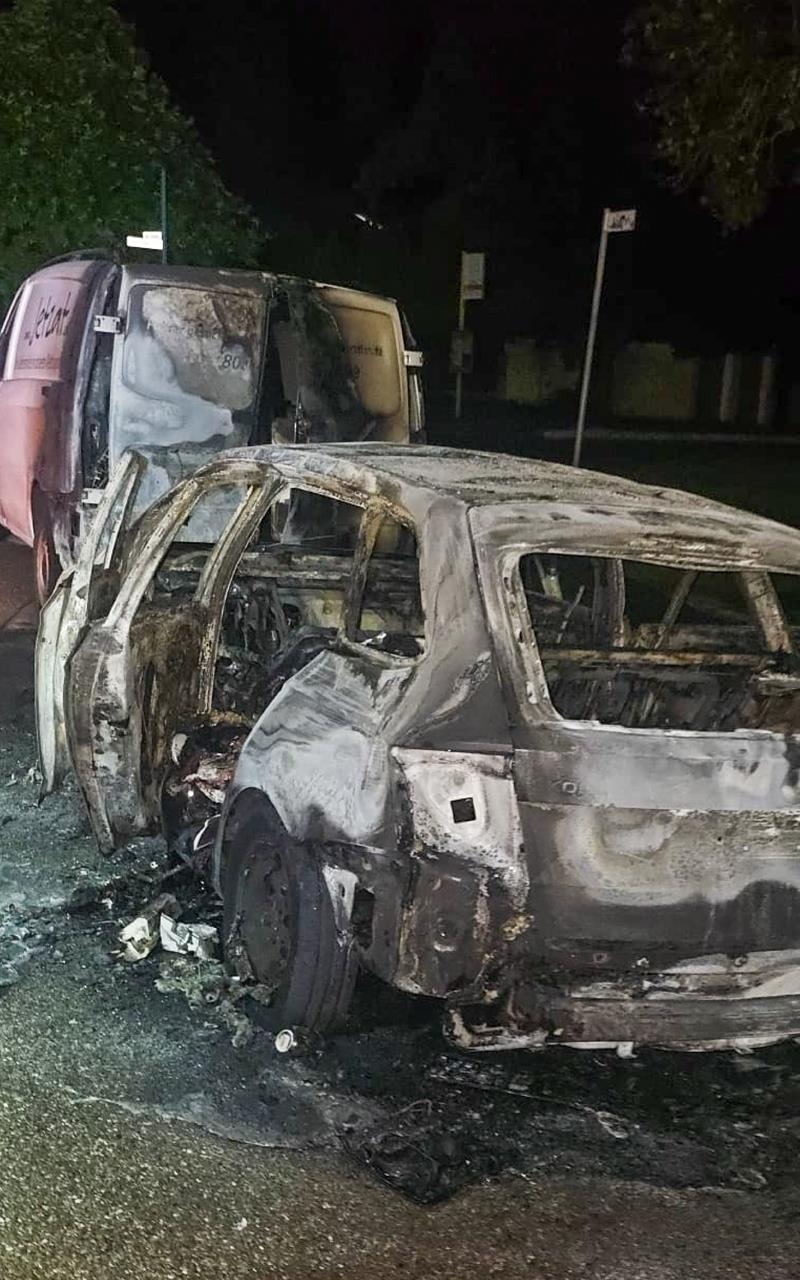 Zeugensuche zu Ursache von Fahrzeugbrand in Herrenberg Das Fahrzeug war durch die Flammen nicht mehr zu retten. GB-Foto: SDMG/Dettenmeyer