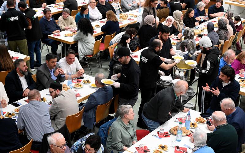 Das Fastenbrechen der Muslime im Gemeindehaus St. Martin umrahmt die Gruppe „Serhane“ musikalisch. GB-Foto: Holom