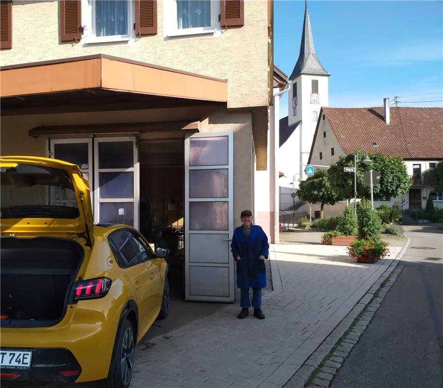 Das Foto zeigt Urgestein Kfz-Meister Erwin Lehmann zusammen mit einem der modern...