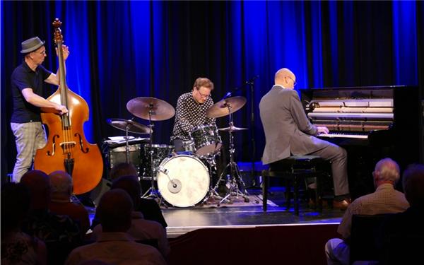 Das Frank Muschalle Trio besteht aus Matthias Klüter am Kontrabass, Dirk Engelmeyer am Schlagzeug und Frank Muschalle am Klavier. Im „Mauerwerk“ begeisterten die Musiker am Sonntagabend das Publikum. GB-Foto: gb