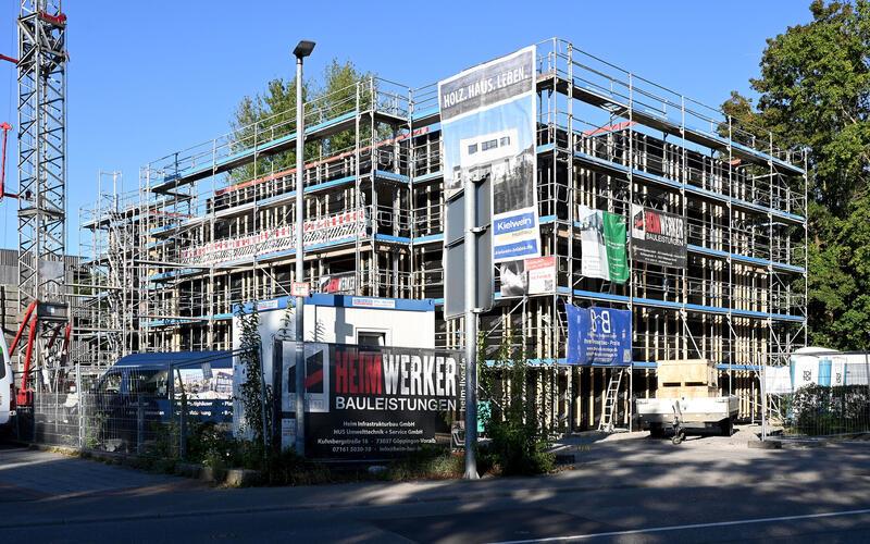 Das Frauen- und Kinderschutzhaus in Herrenberg befindet sich derzeit im Bau: Das 6,6-Millionen-Euro-Projekt wird mit 2,8 Millionen vom Landkreis und mit 3,8 Millionen Euro seitens des Landes finanziert.GB-Foto: Holom