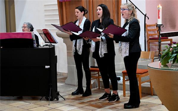 Das Frauenensemble Stimm 3 präsentiert in der evangelischen Kirche Deckenpfronn Lieder, die von Sehnsucht, Schmerz, Hoffnung und intensiven Gefühlen übervoll sind. GB-Foto: Holom