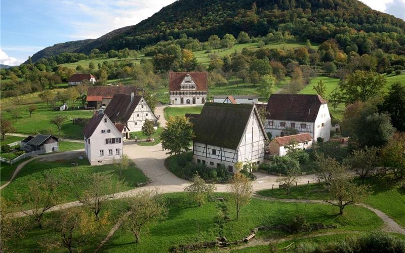 Familien-Tour: Dorfalltag vergangener Zeiten erleben können Das Freilichtmuseum Beuren mit dem Haus Bühler aus Öschelbronn (hinten)GB-Foto: gb