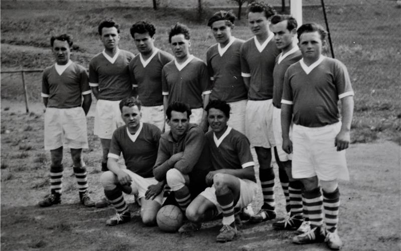 Das Fußballteam des SV Rohrau, welches das Festspiel beim 25-jährigen Jubiläum im Jahr 1957 gegen Eutingen gewann. Zweiter von links ist Gerhard Schrade. GB-Foto: SVR-Archiv