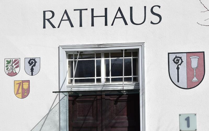 Das Gäufeldener Rathaus bewertet einen großformatigen Veranstaltungshinweis der CDU auf der Titelseite des Nachrichtenblatts anders als die Kommunalaufsicht des Landratsamts. GB-Fotos: Holom/gb