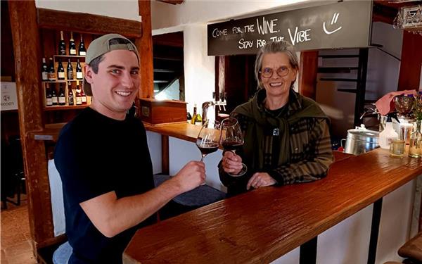 Das Gasthaus Lamm hat im September neu eröffnet. Mit Tim Dietrich als neuer Betriebschef. Darauf stoßen er und Inhaberin Beate Holz an. GB-Fotos: gb