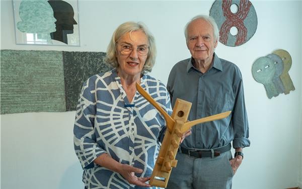 Das Geschwisterpaar Anne Feuchter-Schawelka und Gerhard Feuchter zeigt gemeinsam seine Arbeiten in der Art-Road-Way Kunstschule. GB-Foto: Vecsey