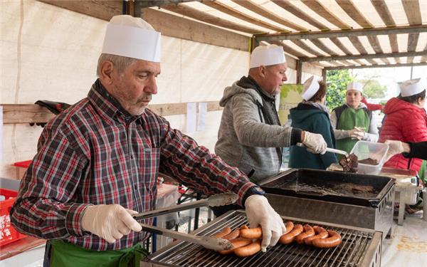 Das Grillteam sorgte dafür, dass der Nachschub gesichert war. GB-Foto: Schmidt