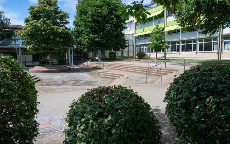Das Grün auf dem Pausenhof der Grundschule im Wiesengrund täuscht: Bei hohen Temperaturen ist es drin sehr heiß. GB-Foto: Vecsey