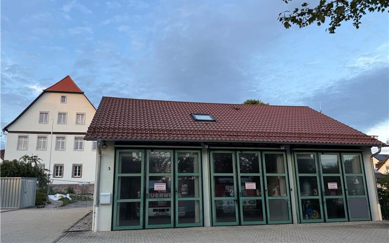 Das Gültlinger Feuerwehrhaus in der Ortsmitte muss ertüchtigt werden. Auch das nahe gelegene Rathaus könnte in die Überlegungen zum Raumprogramm miteinbezogen werden. GB-Foto: Priestersbach