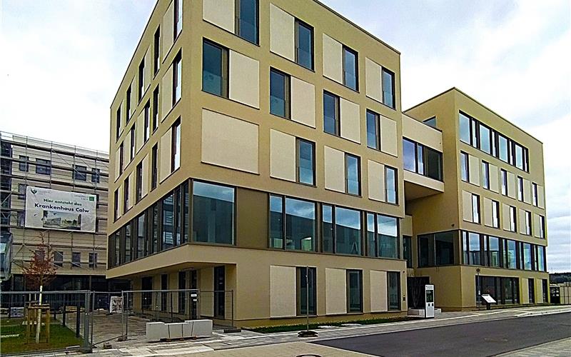 Das „Haus der Gesundheit“ auf dem Calwer Gesundheitscampus. Hinten links ist der künftige Eingang zum Krankenhaus zu sehen. GB-Foto: Reichert