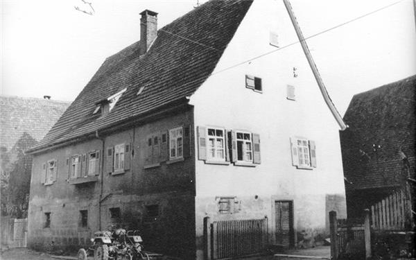 Das Haus, in dem der Münzschatz gefunden wurde – im Bereich des zweiten Fensters von links. GB-Fotos: gb