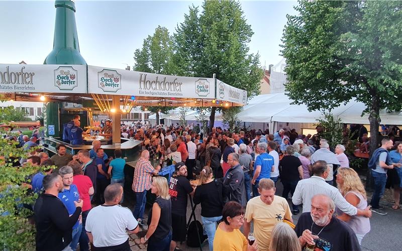 Das Hausemer Bierfest im vergangenen Jahr: Und auch heute Abend heißt es wieder „Prost“ auf dem Dorfplatz.GB-Foto (Archiv): gb