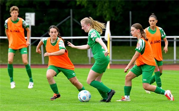 Das Herrenberger Duell ging mit 2:1 an den späteren Turniersieger (mit Leibchen). GB-Foto: Holom