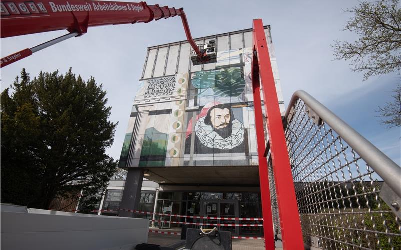 Das Herrenberger Schickhardt-Gymnasium: Dominant das Wandbild Wilhelms, das vergangenes Jahr abgenommen wurde und in neuer Form und Abbildung dort wieder seinen Platz finden soll.GB-Foto (Archiv): Vecsey