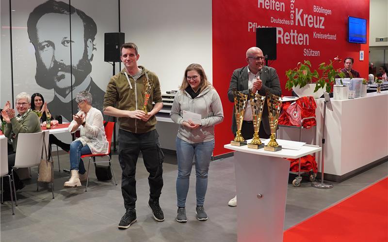 Das Hochbeet-Projekt des Teams der Rettungswache Herrenberg wurde von DRK-Kreisgeschäftsführer Wolfgang Hesl (rechts) bei der Weihnachtsfeier mit einem Pokal ausgezeichnet. GB-Foto: gb