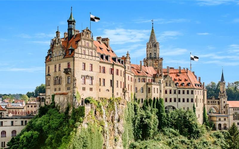 Das Hohenzollernschloss auf einem Felsen hoch über der Donaustadt Sigmaringen. GB-Foto: gb